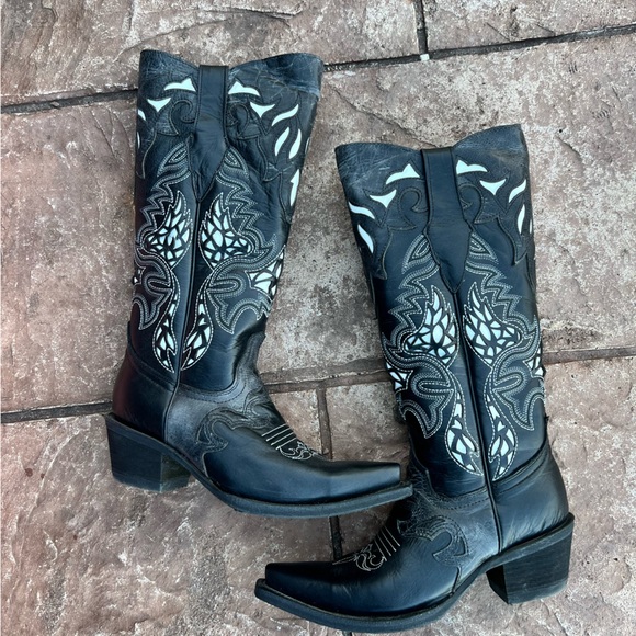 Shoes - Stylish Black and White Western Heeled Boots